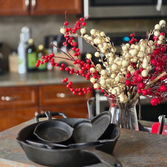 Cast Iron Skillet Set with Heart Shape - Picture 5 of 6